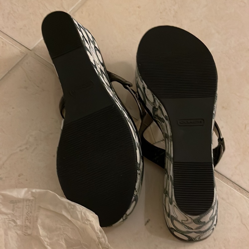 COPY - Coach Patent leather sandals ( timeless and classic) - Picture 2 of 9